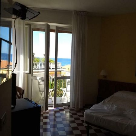 Hotel Della Punta Бордигера Экстерьер фото